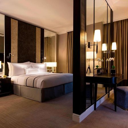 מלון The Ritz-Carlton, קואלה לומפור מראה חיצוני תמונה A bedroom at The Hari