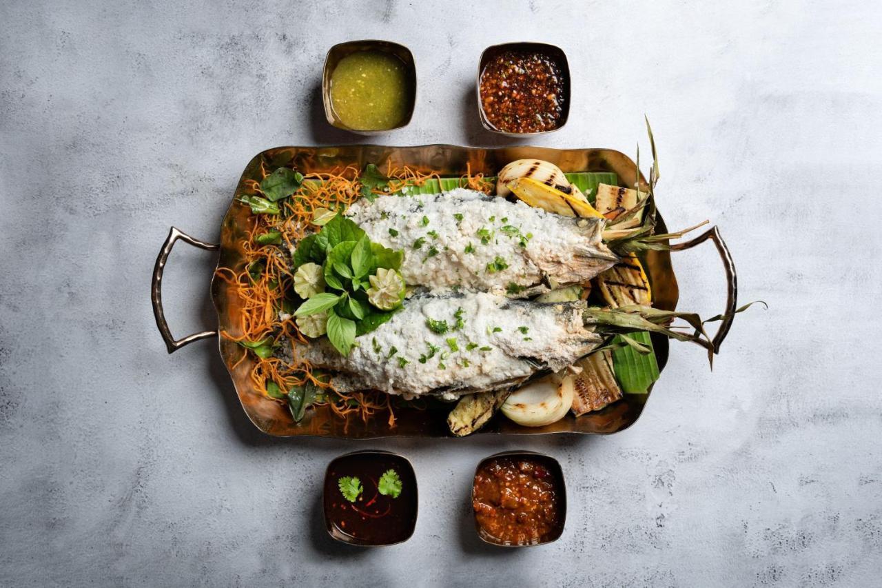 מלון The Ritz-Carlton, קואלה לומפור מראה חיצוני תמונה A dish of Thai-style grilled grouper