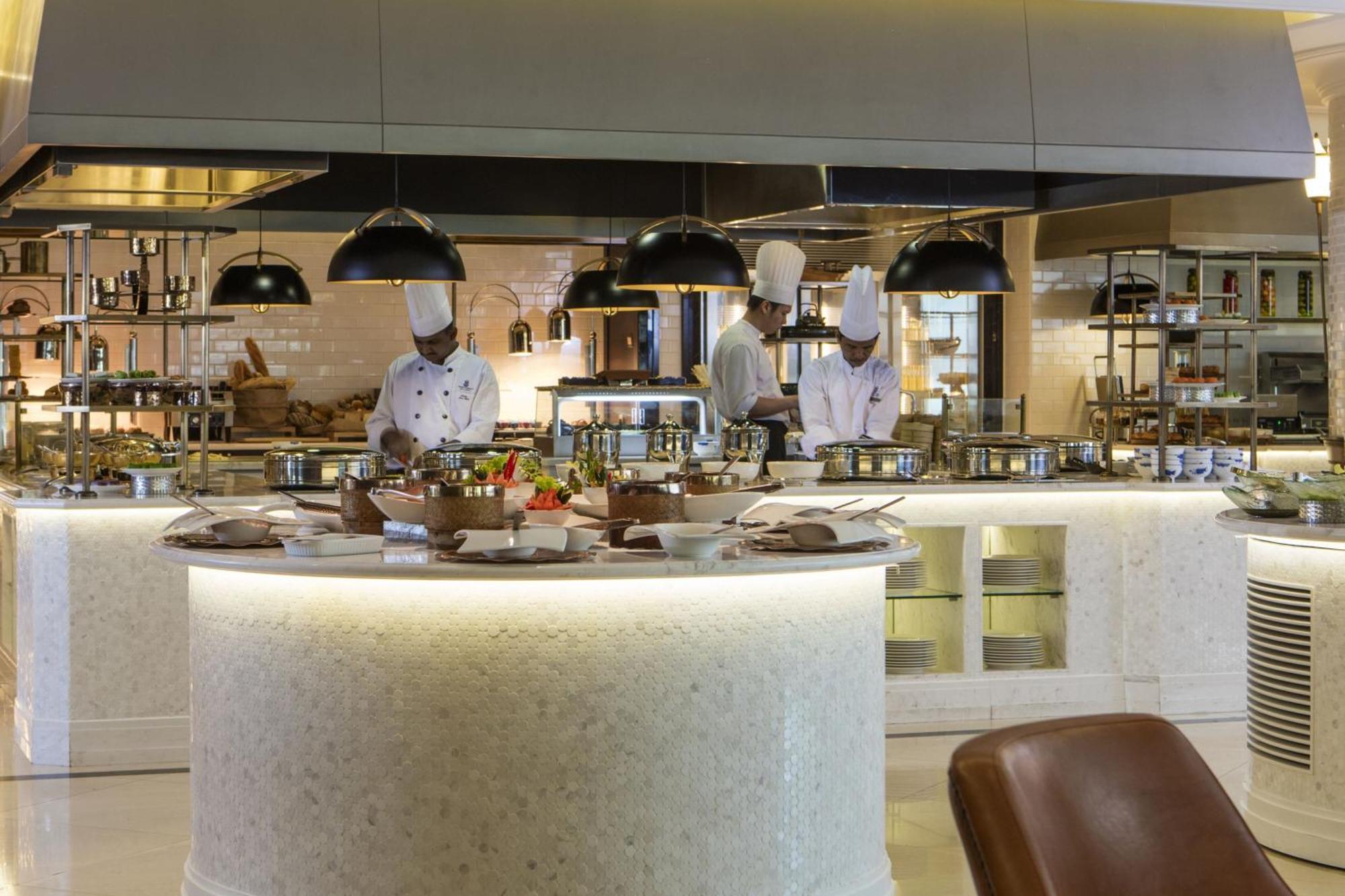 מלון The Ritz-Carlton, קואלה לומפור מראה חיצוני תמונה The kitchen at the Emirates Lounge at Dubai International Airport