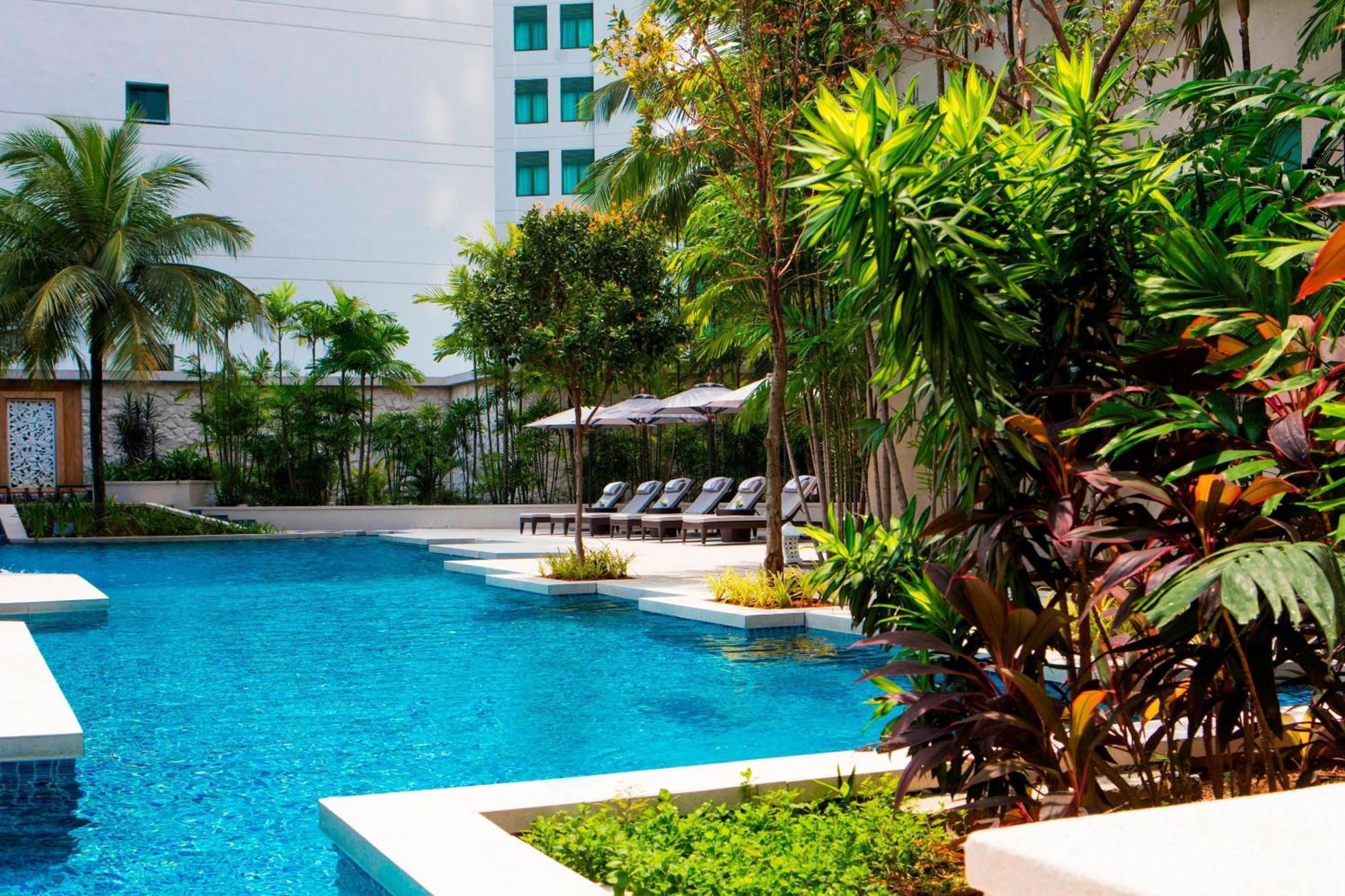 מלון The Ritz-Carlton, קואלה לומפור מראה חיצוני תמונה The pool at the hotel