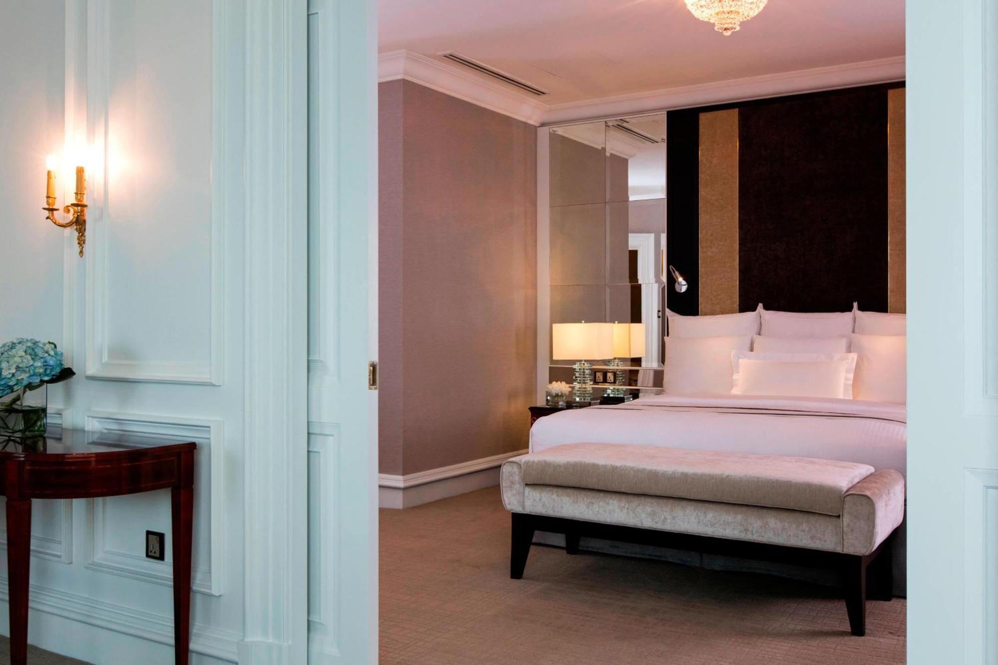 מלון The Ritz-Carlton, קואלה לומפור מראה חיצוני תמונה A bedroom at the Mandarin Oriental, Bangkok