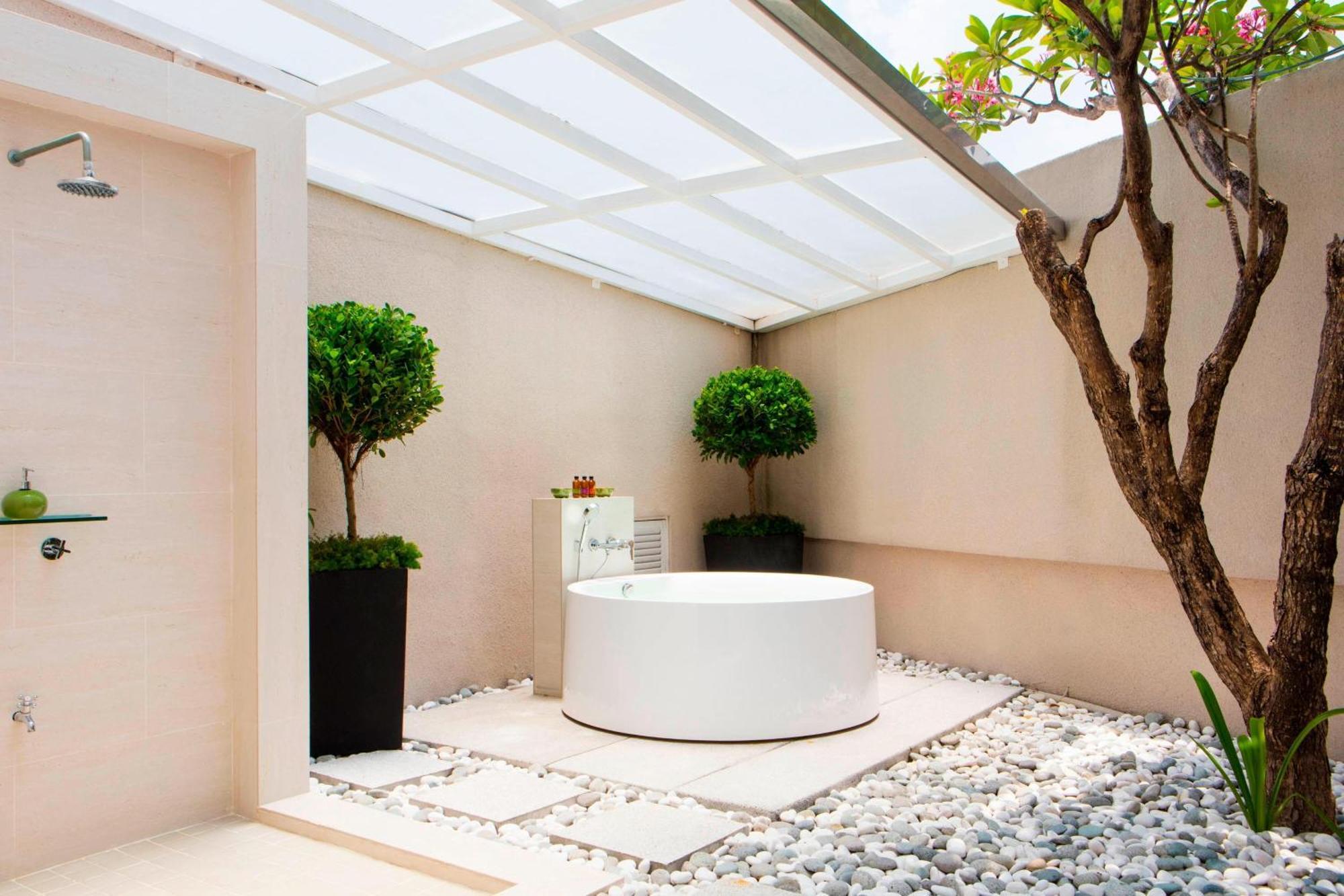 מלון The Ritz-Carlton, קואלה לומפור מראה חיצוני תמונה Bathroom with a skylight