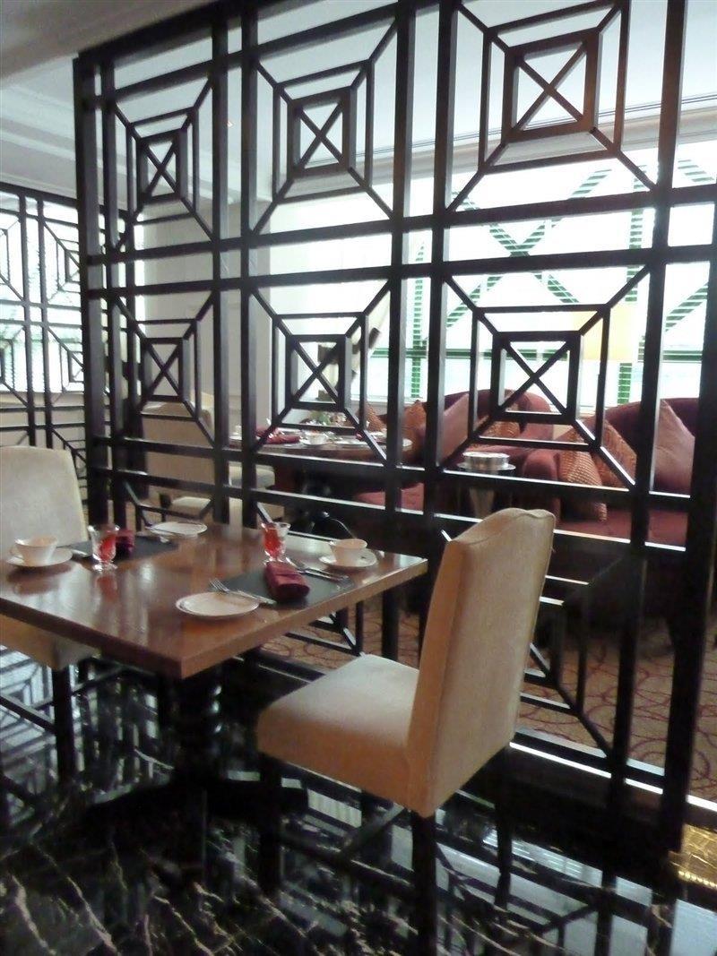 מלון The Ritz-Carlton, קואלה לומפור מראה חיצוני תמונה Interior of a restaurant in the city