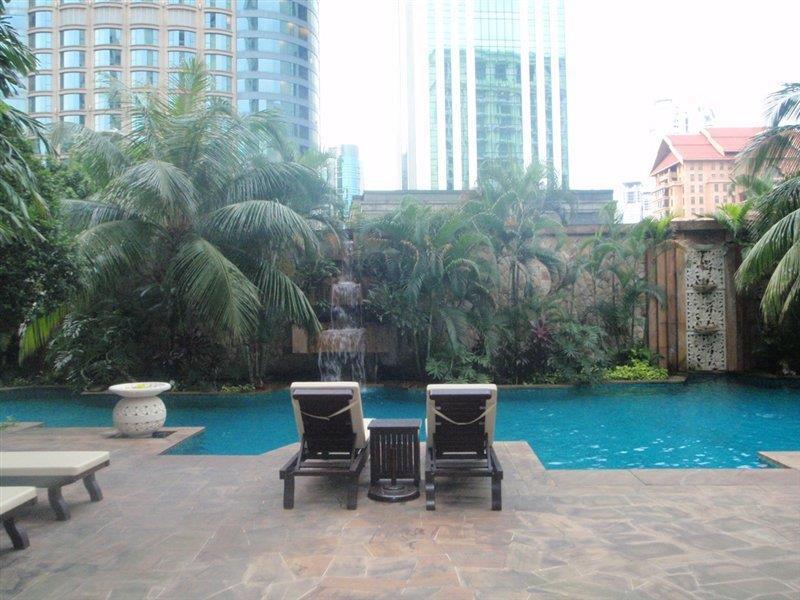 מלון The Ritz-Carlton, קואלה לומפור מראה חיצוני תמונה The pool at the Shangri-La Hotel, Kuala Lumpur